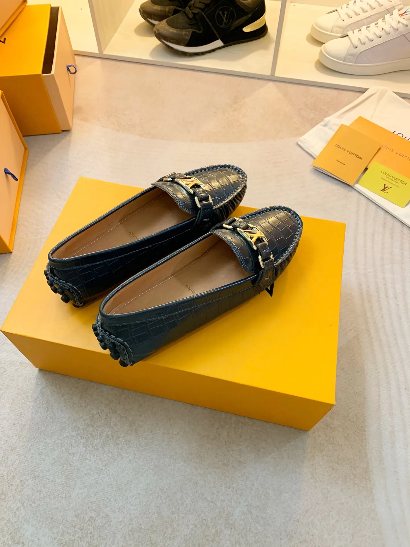 p460💰Couple model❤️🇫🇷 𝙇𝙤𝙪𝙞𝙨 𝙑𝙪𝙞𝙩𝙩𝙤𝙣 🇫🇷Louis Vuitton 2023 Classic𝓛𝓿 𝓣𝓻𝓪𝓲𝓷𝓮𝓻 Sports Series ➪➪➪¯ [Arizona Doudou Shoes Series] ▪️▪️▪️Arizona slip-on shoes are made of Monogram Eclipse canvas. Its hand-painted and dyed edges and hand-sewn uppers fully demonstrate Louis Vuitton's traditional shoemaking craftsmanship. This slip-on shoe is very lightweight. The integrated tongue and upper make it particularly comfortable and flexible. The soft outsole is equipped with rubber padding. Decorated with matching sash. Detailed features: ☑️Monogram Eclipse canvas ☑️Black Eclipse pattern ☑️Hand-painted shoe edges ☑️Hand-sewn uppers (each pair takes time to process) ☑️Integrated tongue and upper construction ☑️Outsole equipped with rubber lining ☑️size: 35_46